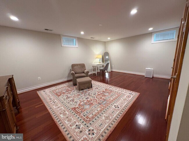 Foto del edificio - 38 Cherry Hill Dr
