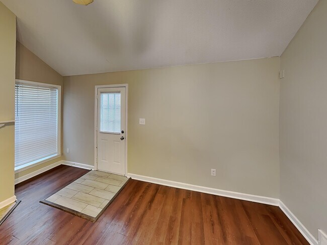 Foto del edificio - 1253 Travers Ln