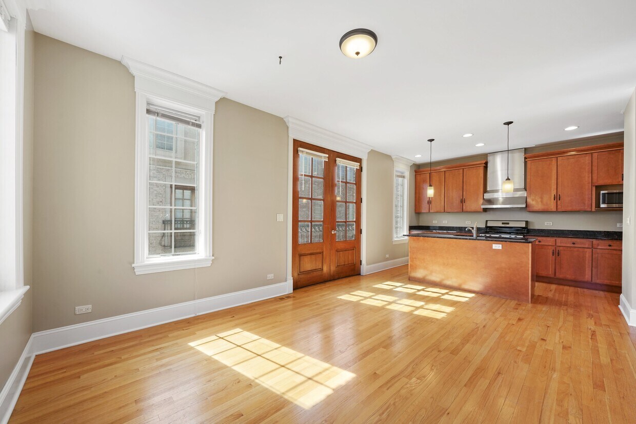 Primary Photo - Luxury, 2bd/2.5ba End Unit Townhouse with ...