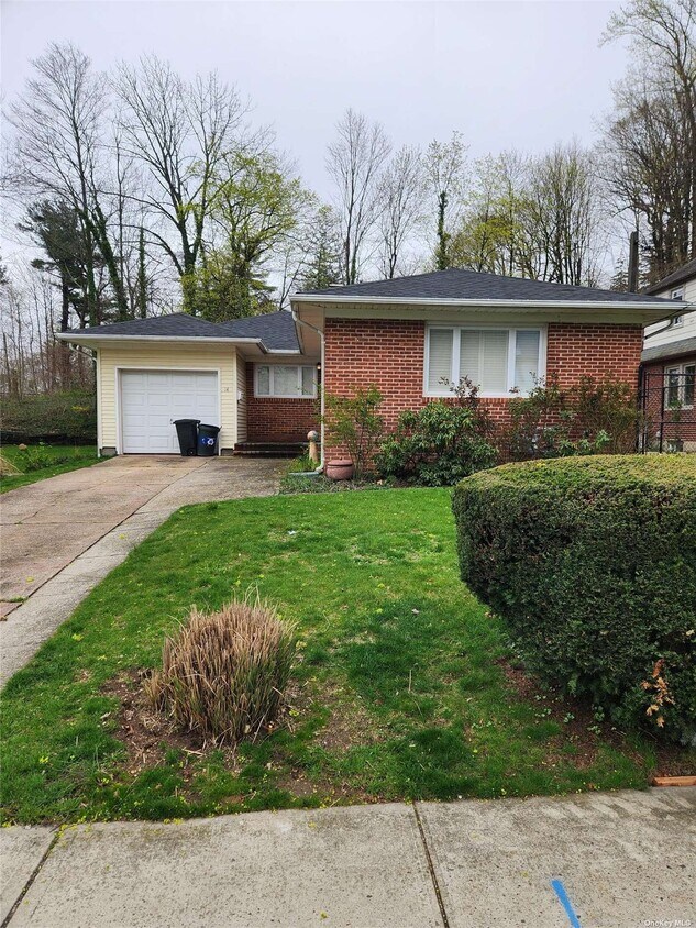 14 Oakwood Rd, Huntington, NY 11743 House Rental in Huntington, NY