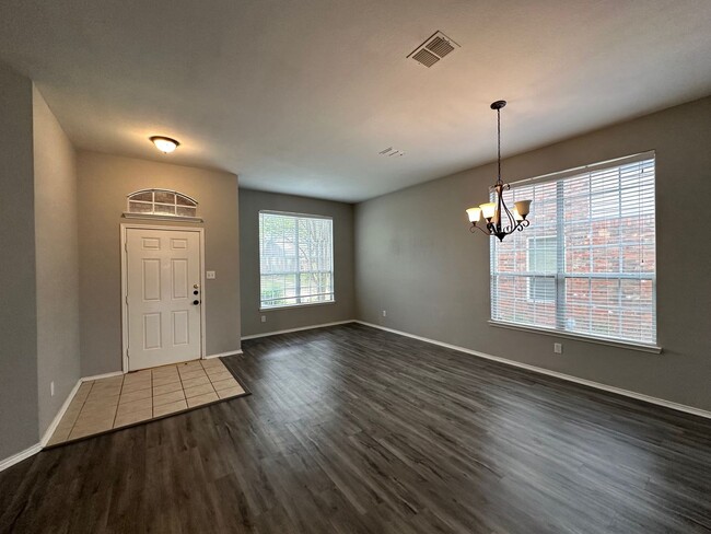 Building Photo - Gorgeous 4 bedroom with tons of Family space!