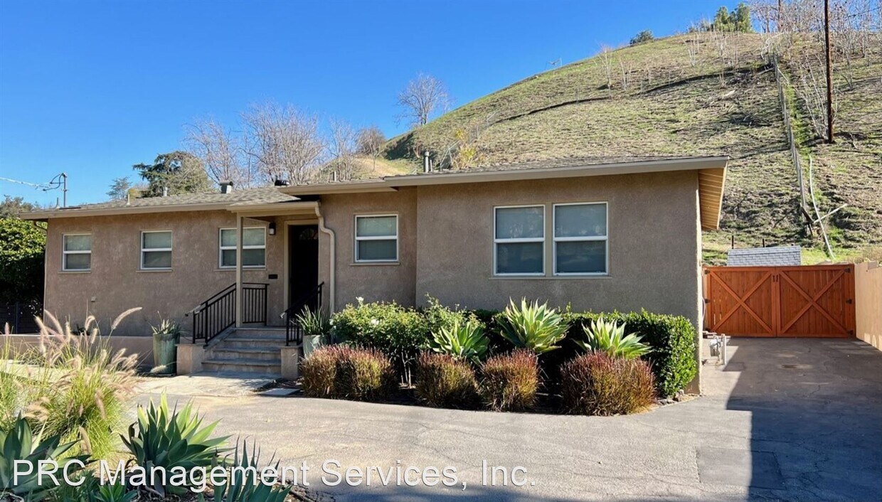 3 br, 1.5 bath House 10206 Wheatland Avenue House for Rent in Los