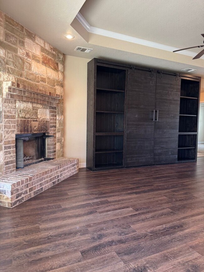 Foto del edificio - GORGEOUS HOME COMING SOON!