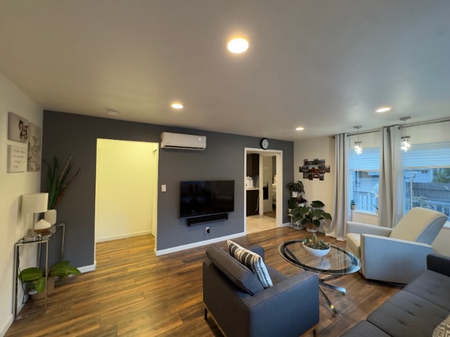 Building Photo - 723 N 184th St
