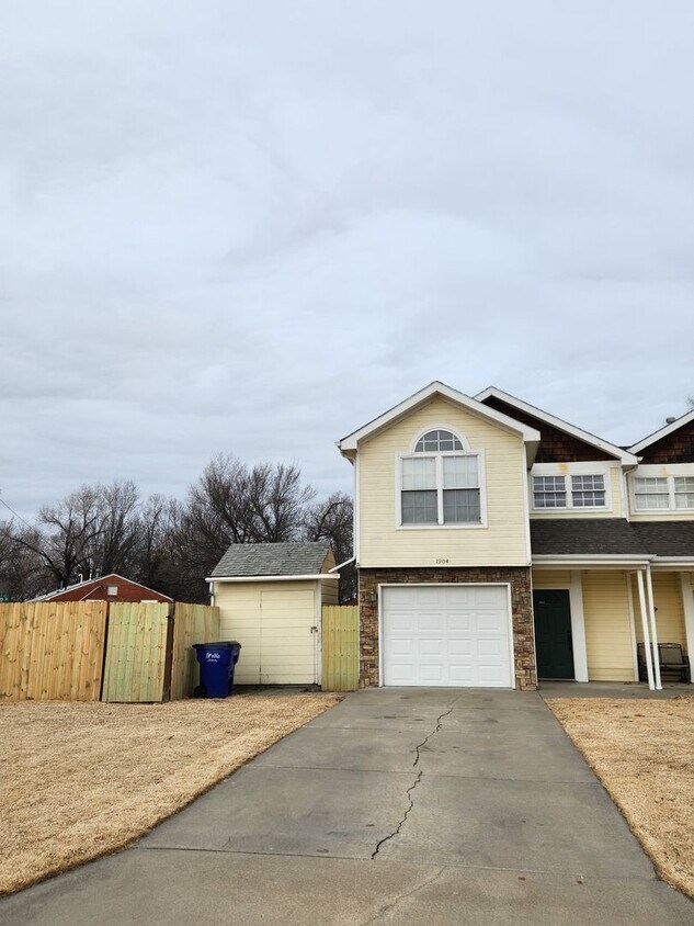 Foto principal - Large 3 Bedroom Duplex with Big Fenced in ...