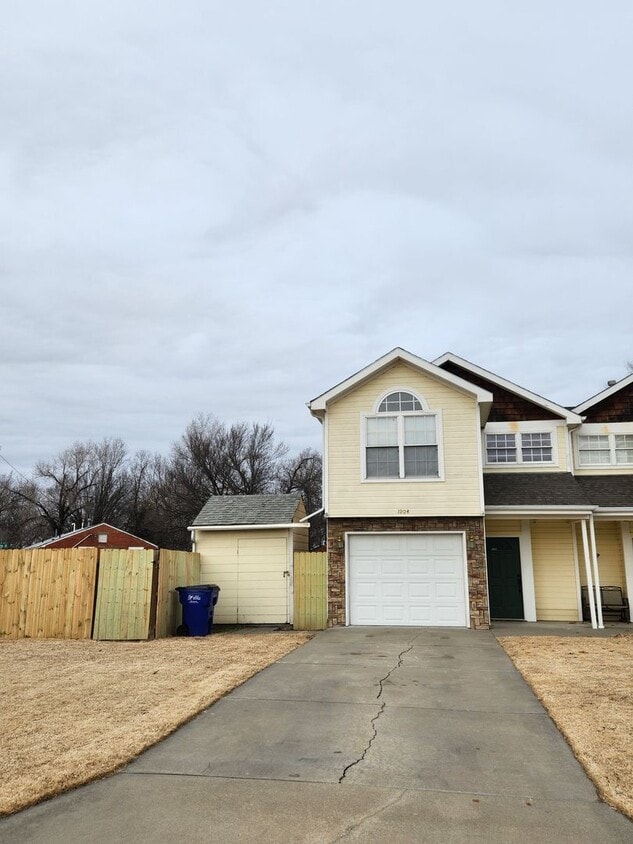 Primary Photo - Large 3 Bedroom Duplex with Big Fenced in ...