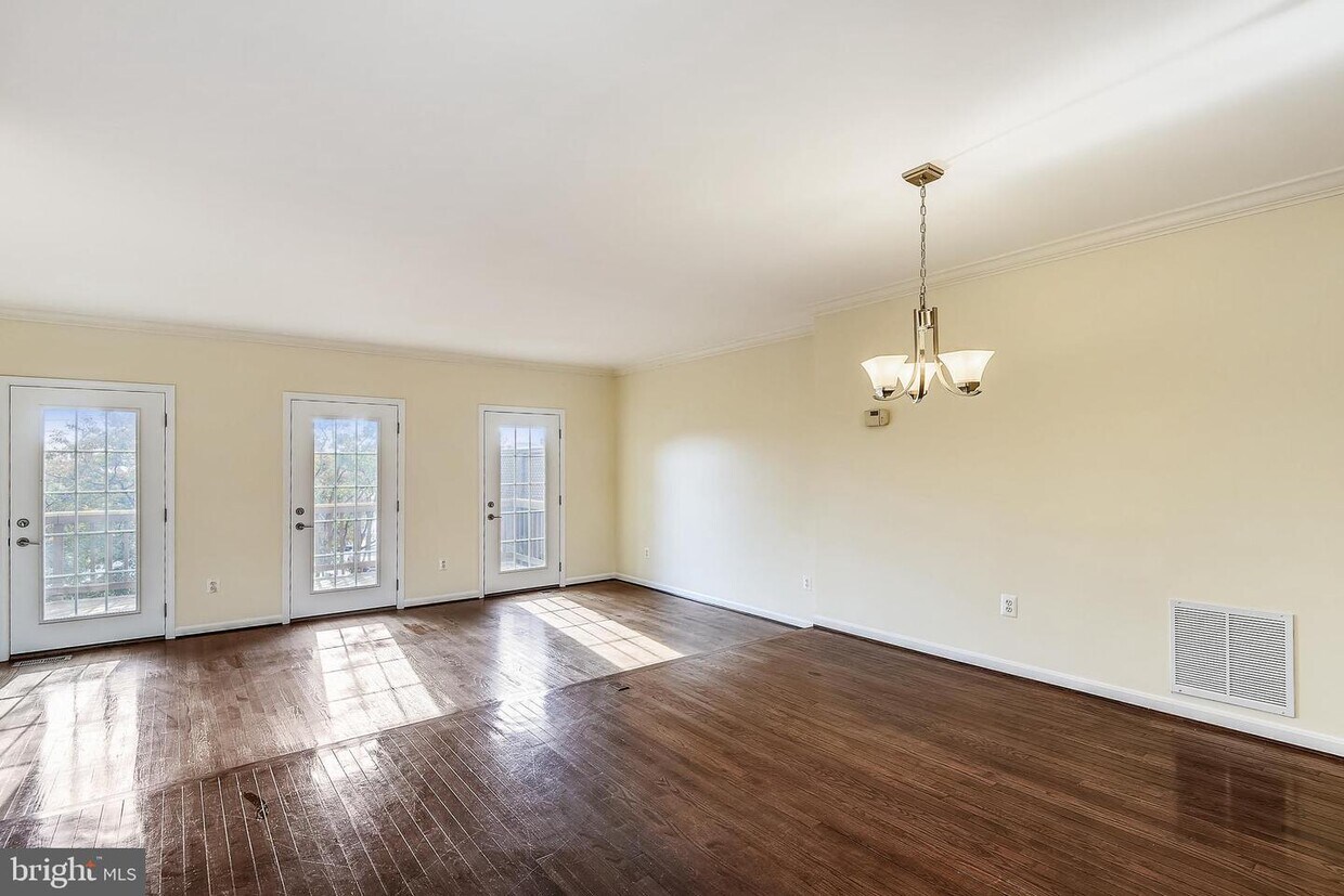 222 Gretna Green Ct, Alexandria, VA 22304 Condo for Rent in