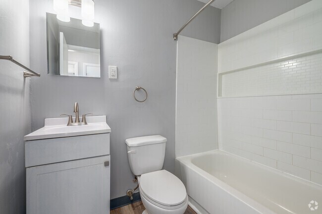 2 habitaciones, 1 baño - 700 pies cuadrados - Baño - Creekside Apartments