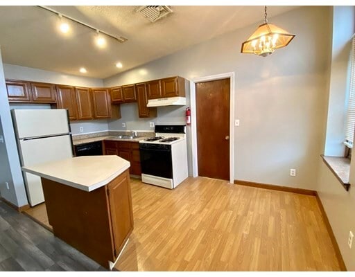 Building Photo - 53 N Elm St