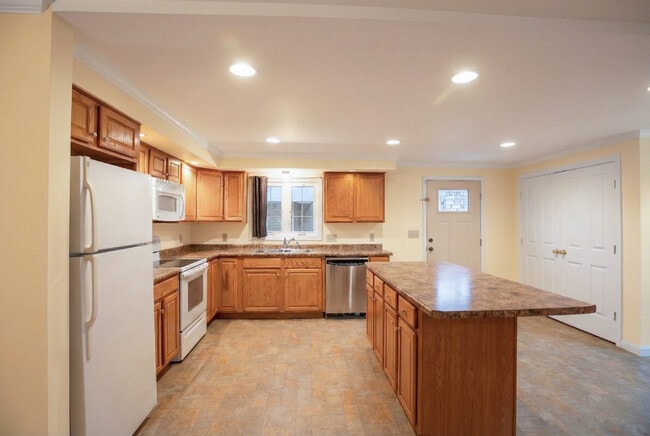 Building Photo - 273 S Main St