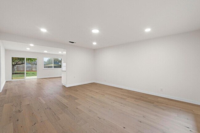 Building Photo - 902 Warrington Dr