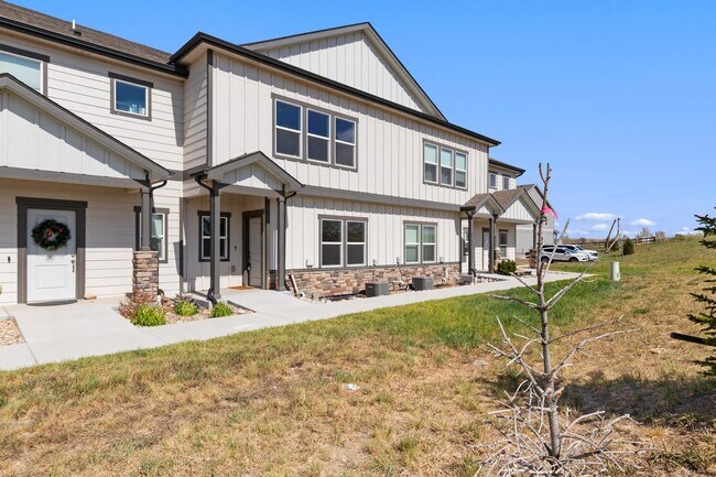 Foto del edificio - Beautiful 3-bedroom, 3-bathroom townhome located in Lorson Ranch!!