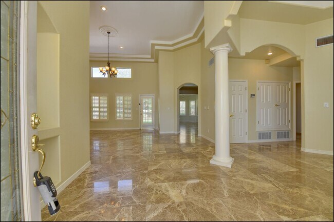 Foto del edificio - Available to view!