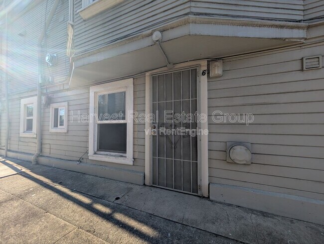 Building Photo - 2151 Lincoln Ave