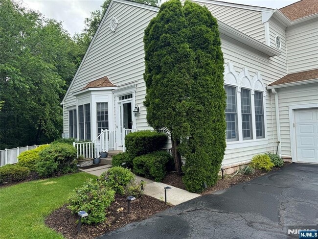 Building Photo - 61 Thistle Dr