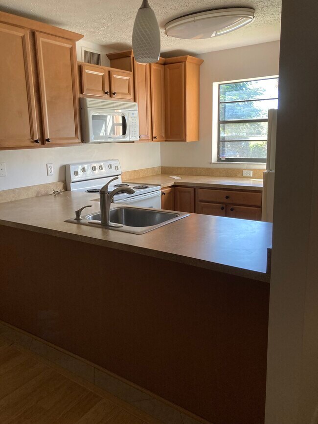 615 NW Oleander St Unit 103, Stuart, FL 34994 Apartments in Stuart