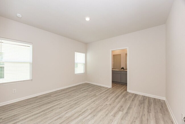 Building Photo - 1020 Renova Dr