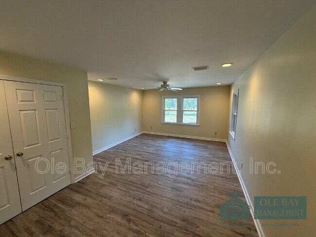 Foto del edificio - 5011 Highcrest Dr