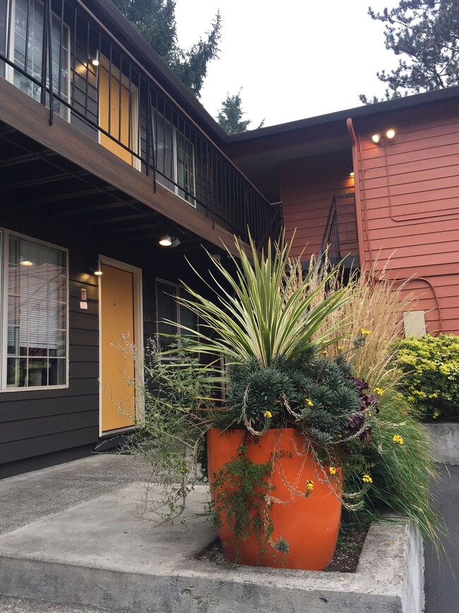 Building Photo - Hardwoods, granite countertops, parking, c...