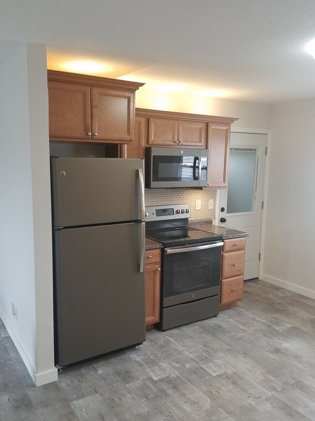 Building Photo - 3 Bedroom, 1.5 Bath w/Garage Single Family...