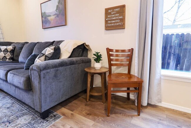 Building Photo - 717 E Elgin St