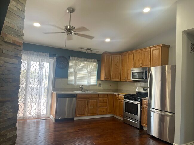 Building Photo - 563 Summit Hills Dr