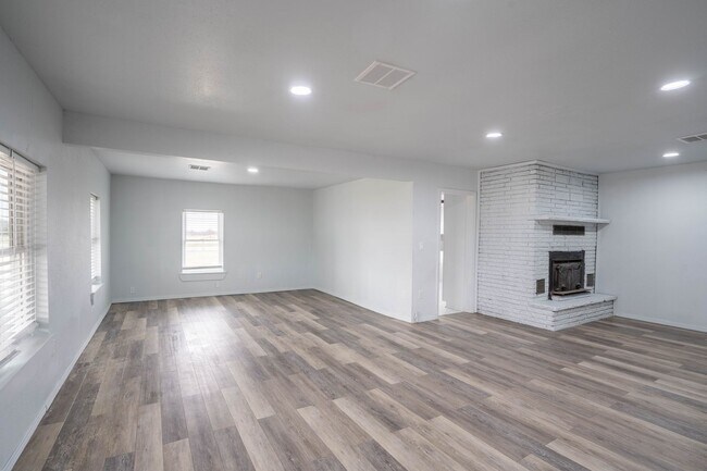 Foto del edificio - Charming 4 Bed/ 1.5 Bath Condo in South Tu...