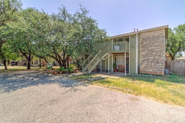 Foto del edificio - 400 Hedgewood Dr