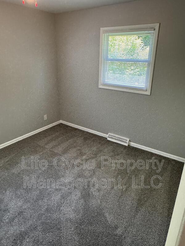 Foto del edificio - 4147 Poinsettia Avenue Southeast - 2