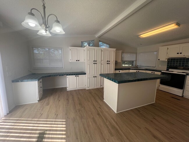 Foto del edificio - LEASING NOW FOR OCTOBER 2025!