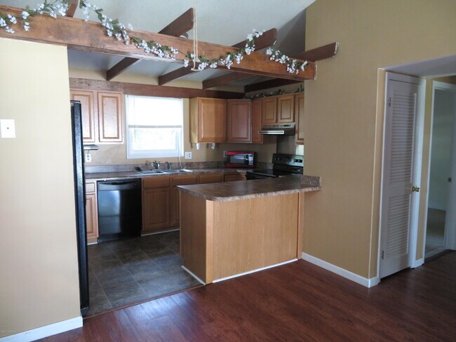 Building Photo - 116 Village Cir