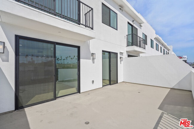 Building Photo - 3977 Beverly Blvd