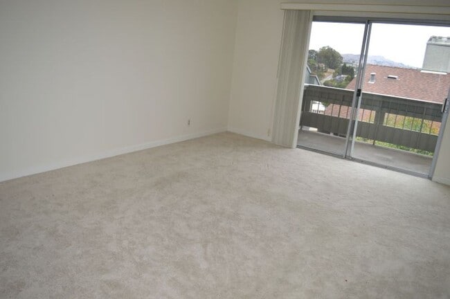 Building Photo - Nicely Updated and Pet Friendly Sausalito ...