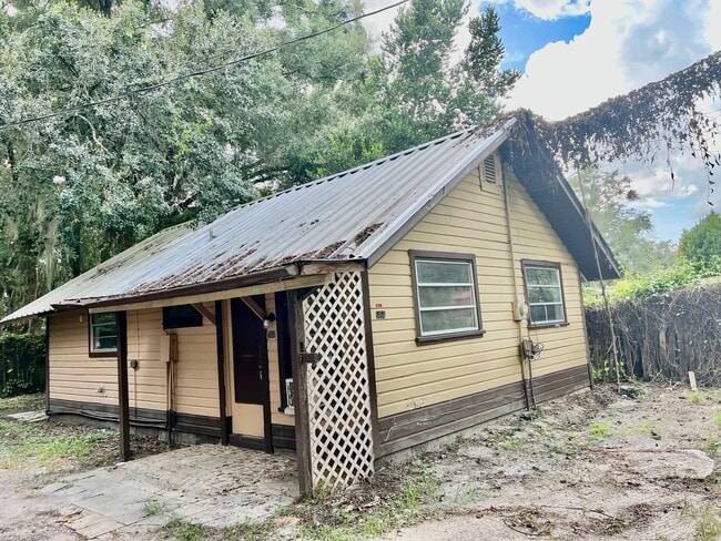 Building Photo - CUTE Zephyrhills 2BR/1BA w/Gorgeous Wood Finish Floors Throughout