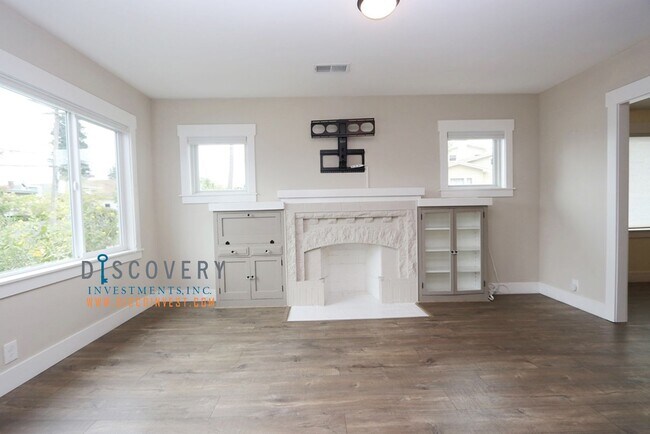 Building Photo - Berkeley Mid-Century Three Bedroom, Two Ba...