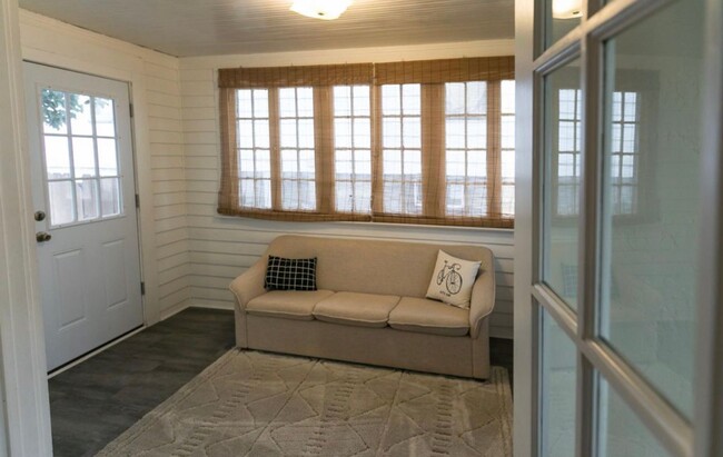 Building Photo - Fully Furnished House
