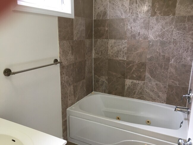Baño dentro del dormitorio principal - 6123 S Kimbark Ave