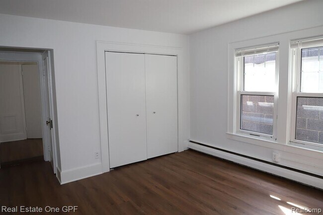 Foto del edificio - 271 W Maple Rd