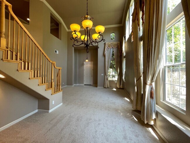 Foto del edificio - Gorgeous, Spacious 5 Bedroom 3 Bath Evergr...