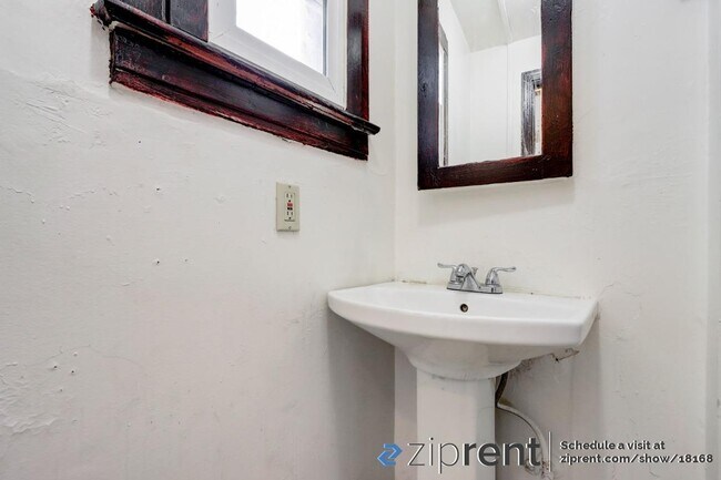 Building Photo - 44 Acacia St