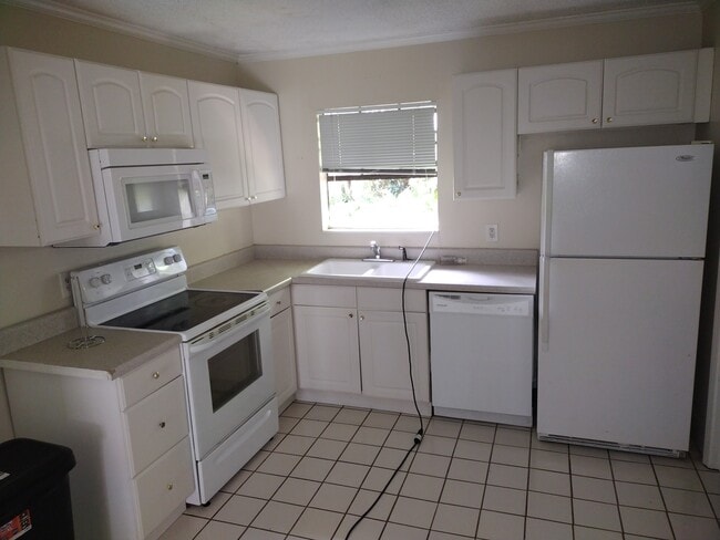 Building Photo - 810 Meadowbrook Dr