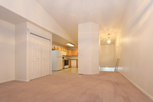 Building Photo - AVAILABLE NOW! 2 Bed 2 Bath 2 Car Garage