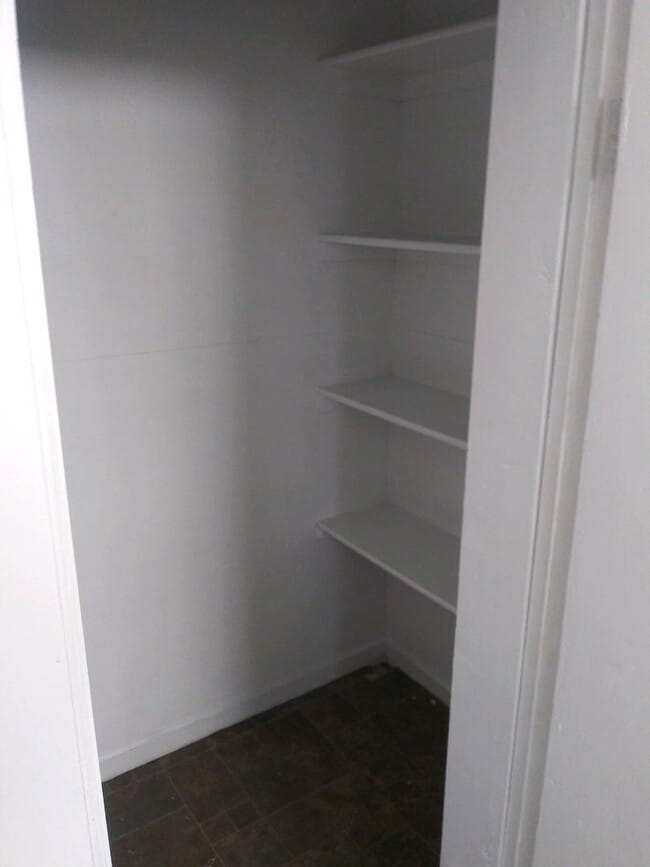 Building Photo - 1024 W 5th St