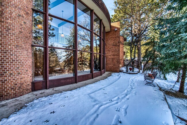 Foto del edificio - HUGE 4 BD Broadmoor Heights Home on LARGE ...