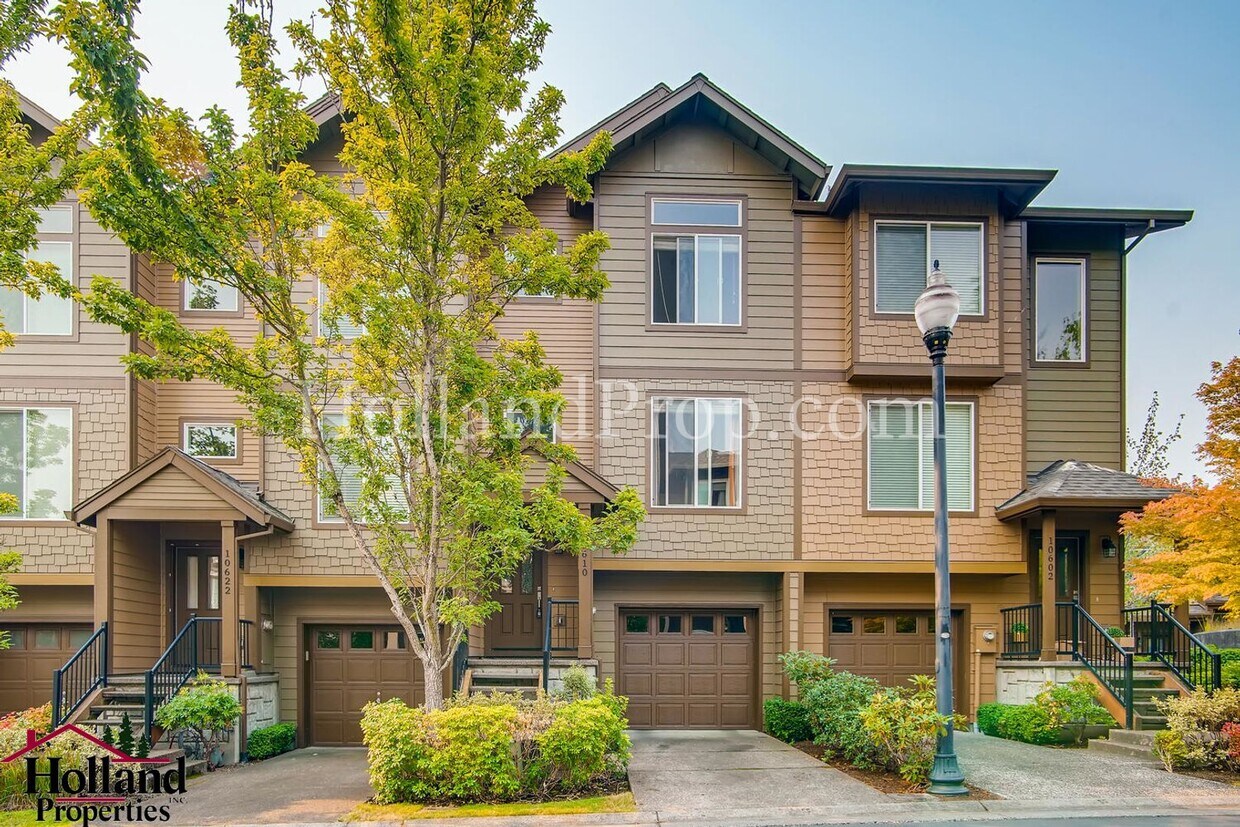 Foto principal - **COMING SOON** Spacious 3-Story Home in a...