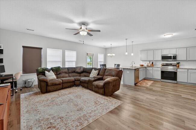 Foto del edificio - AVAILABLE MAY 2026  [PET FRIENDLY]