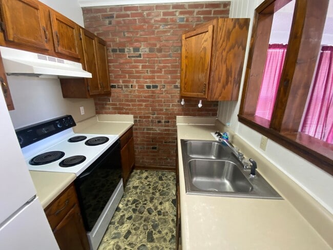 Building Photo - 1100 W Monroe Ave