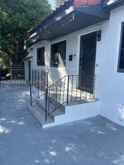 Building Photo - 910 SW 8th Ave