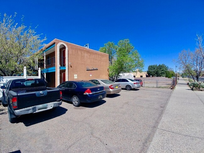 Foto del edificio - 313 Girard Blvd SE