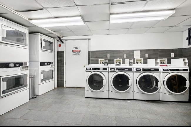 Foto del edificio - 65 W 70th St